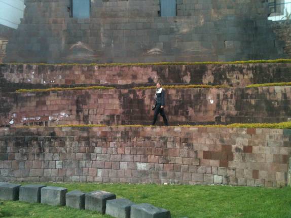 Caminhando pelo Qorikancha, ou Templo Mayor Inca, em Cusco, no Peru